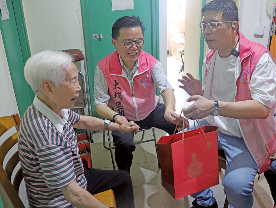 ●9月13日，莊紫祥與余智榮議員等到香港大埔探訪基層市民。