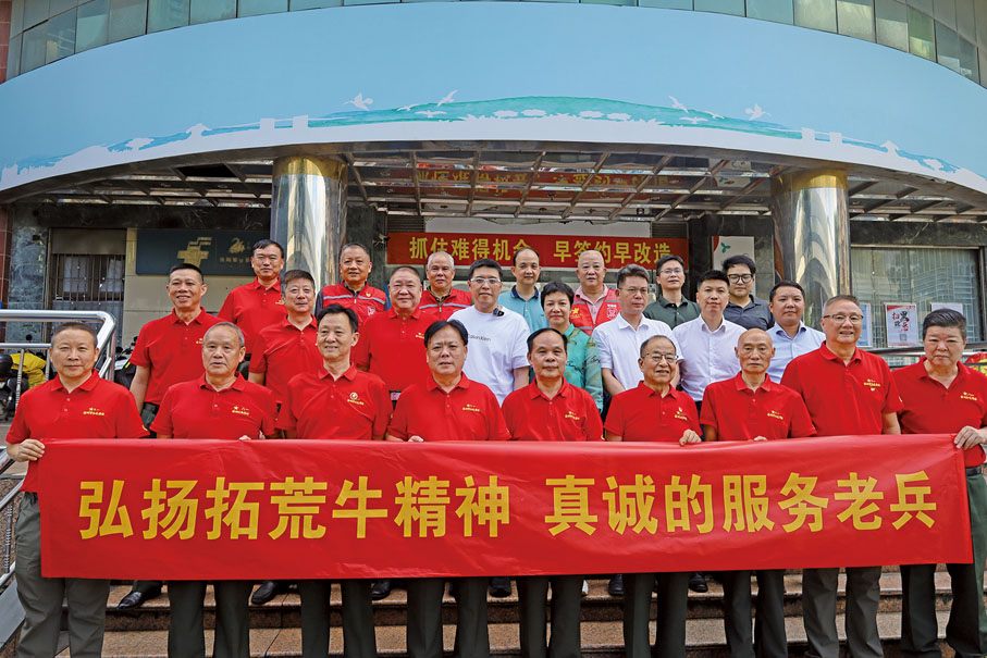 ●9月10日上午，莊紫祥帶隊到訪深圳紅色驛站，為基建工程老兵們送去祝福。