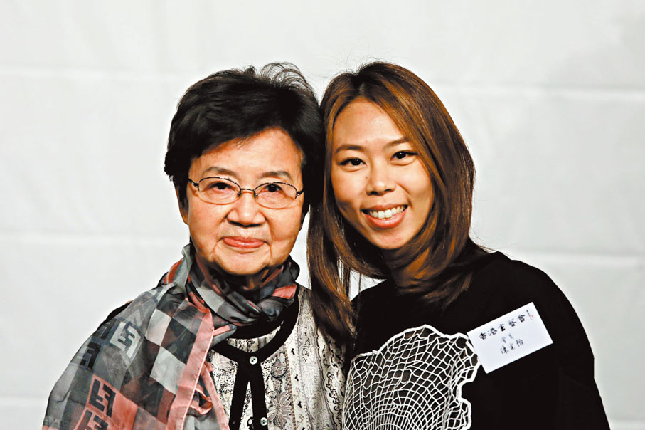 ●陳樂怡與恩師戚谷華（左）。  受訪者供圖