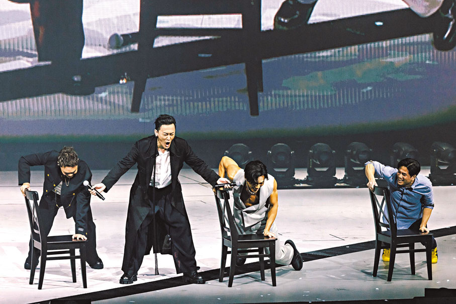 ●林峯指導胡子彤、張文傑及伍允龍學跳「椅子舞」。