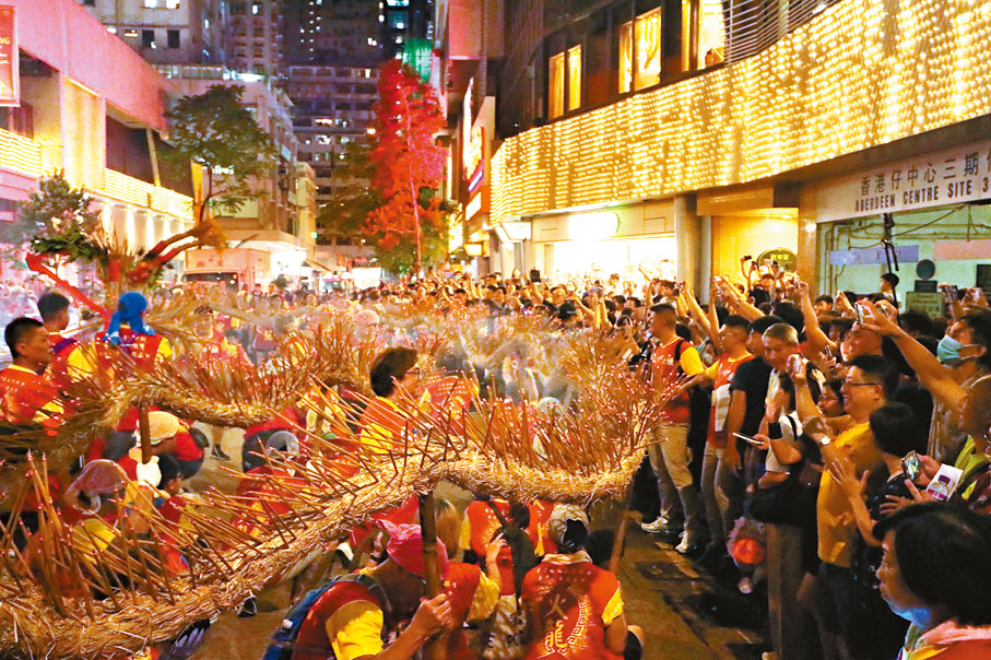 ●香港仔中秋火龍盛會昨晚舉行，大批市民圍觀舞火龍。香港文匯報記者子京  攝