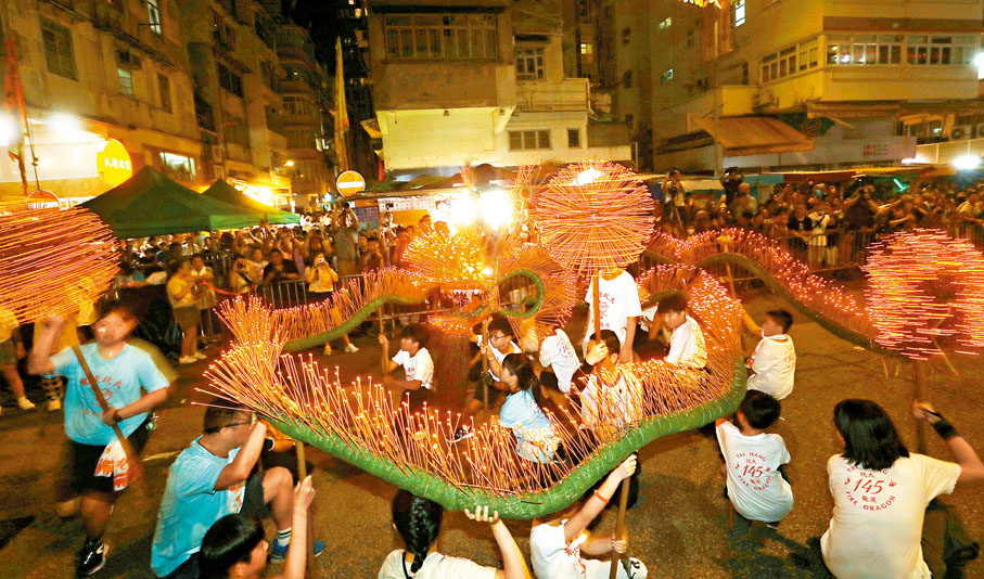 ●大坑火龍隊少年團舞動「小火龍」。香港文匯報記者郭木又 攝