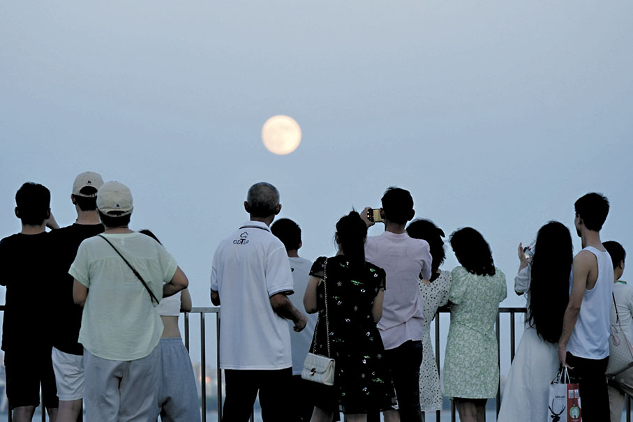 ●9月17日，正值中秋節，江蘇蘇州民眾在金雞湖畔賞月。 中新社