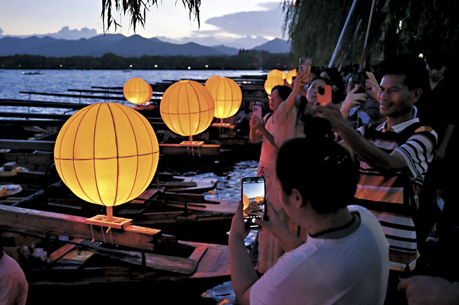 ●9月17日，眾多月亮船在西湖邊集結吸引遊客。 中新社