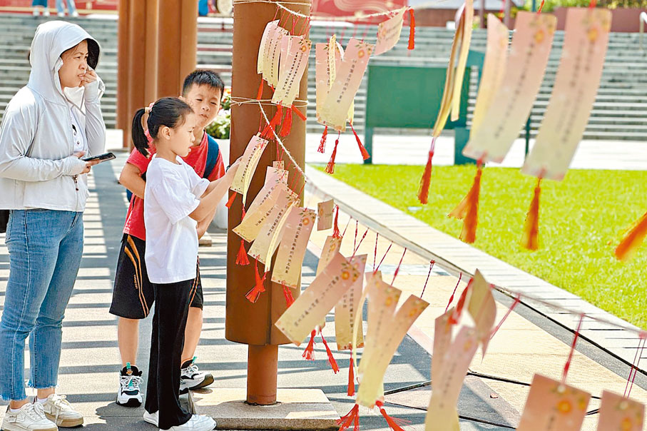 ●南越王博物院在廊道兩旁布置了中秋燈謎，吸引路過遊客猜燈謎。香港文匯報記者李紫妍   攝