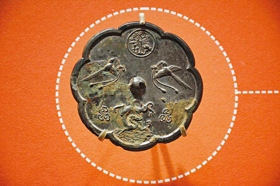 ●「唐代雙鸞月宮菱花鏡」的正上方一輪明月高懸，月宮的輪廓在月光的照耀下若隱若現。香港文匯報陝西傳真