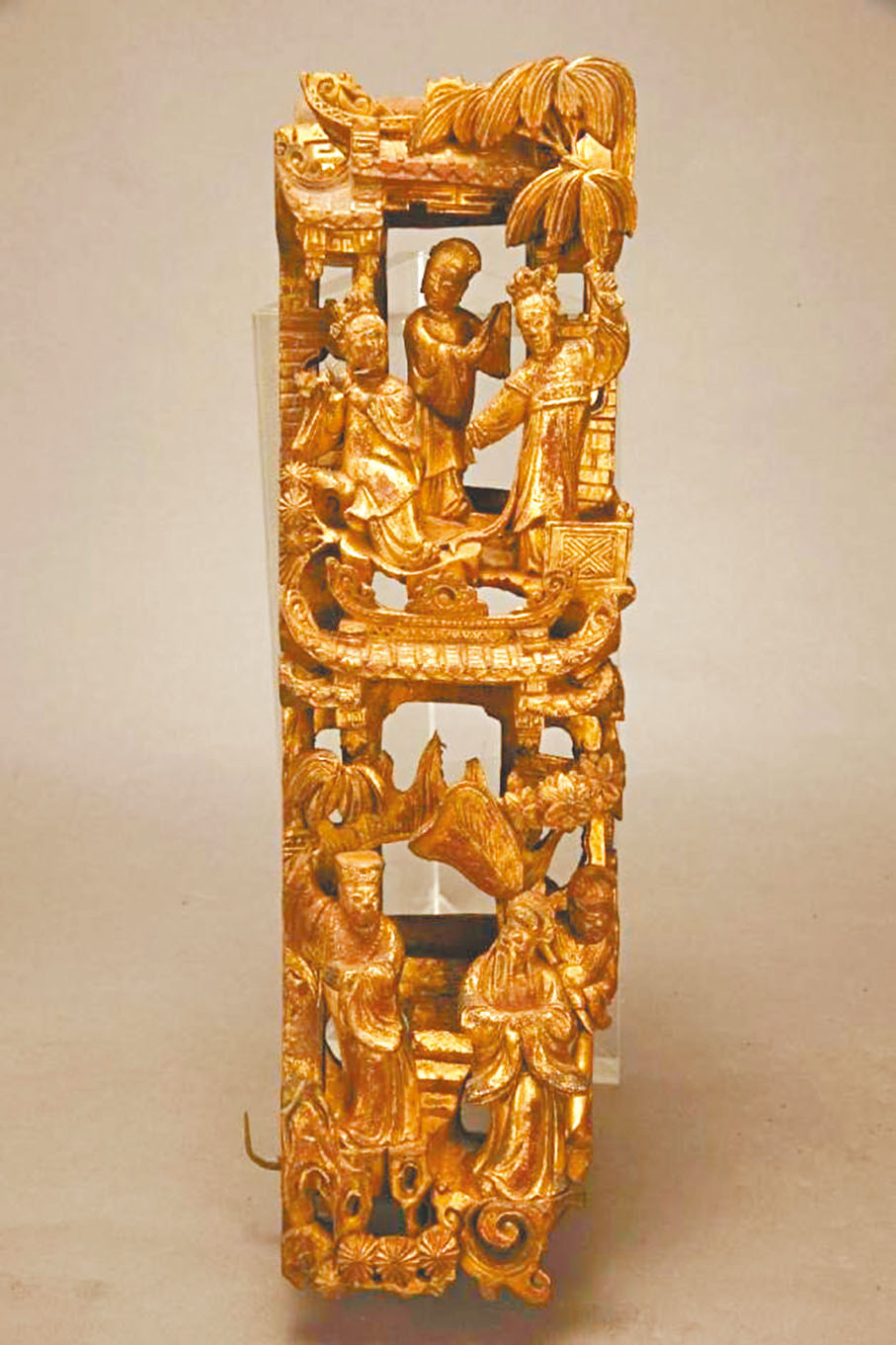 ●廣東省博物館藏品清代木雕「唐明皇遊月宮橫楣角花」。 香港文匯報廣州傳真