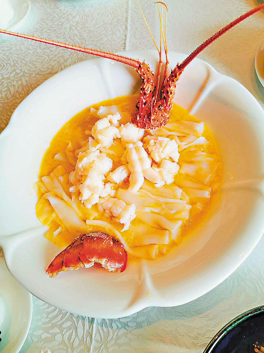 ●活生澳洲龍蝦，以雞油花雕鮮拆肉蒸陳村粉方法烹調。