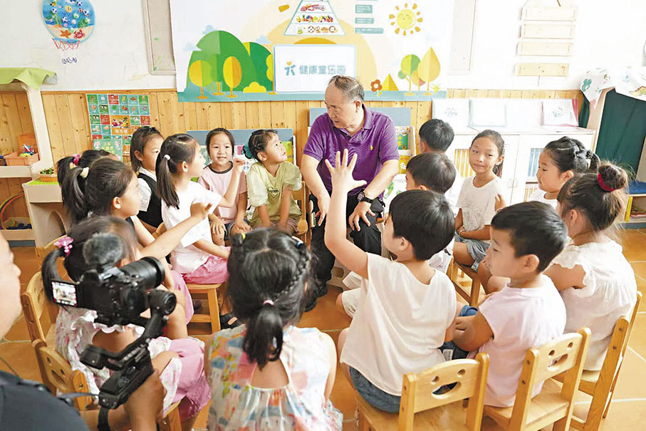 ●莫言在河北涿州金太陽幼兒園給孩子們講故事。