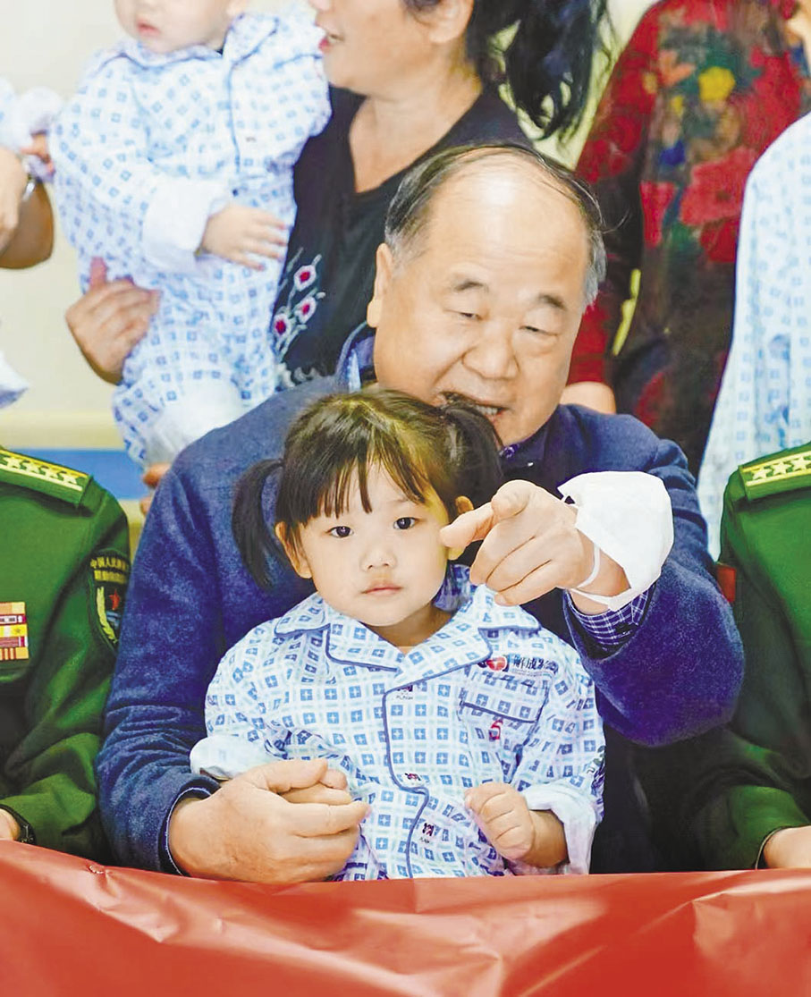 ●即將步入古稀之年的莫言仍竭盡全力做慈善。