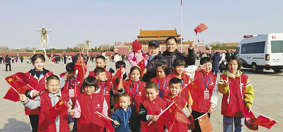 ●莫言在來自新疆的先心病兒童接受手術前，安排他們參觀天安門廣場。