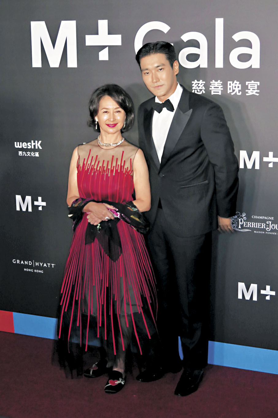 ●何超瓊親自迎接崔始源。