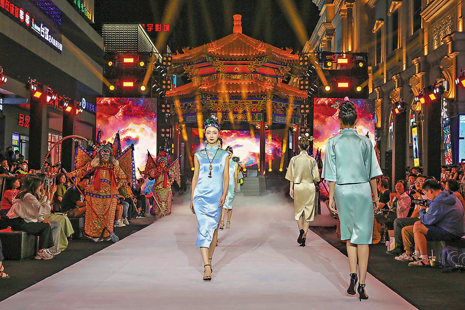 ●持續近一周的搭載不同空間特色的旗袍走秀大賞在瀋陽掀起了一場「國潮熱」。 特約通訊員陳鴻博  攝