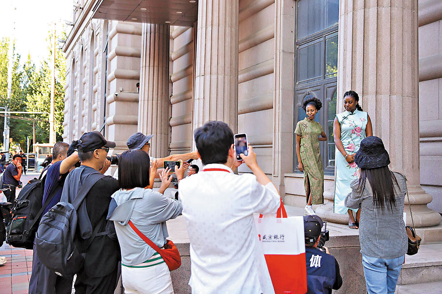 ●外國青年穿着旗袍「打卡」瀋陽。特約通訊員陳鴻博 攝