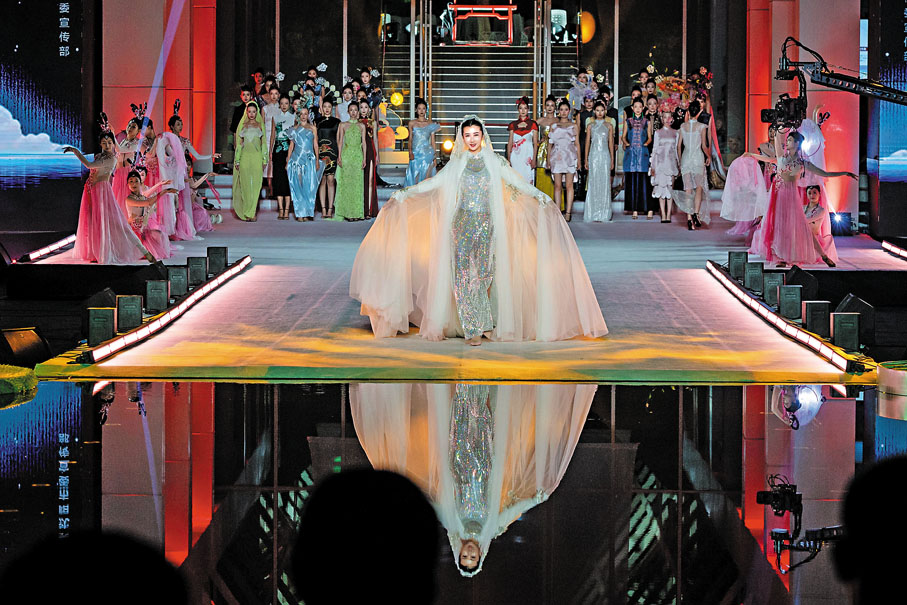●在今屆旗袍文化周閉幕走秀上，由東方超模曲迪娜演繹的「婚紗旗袍」。 特約通訊員陳鴻博  攝