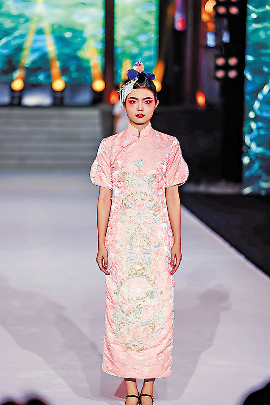 ●融入可愛「泡泡袖」元素的新式旗袍。