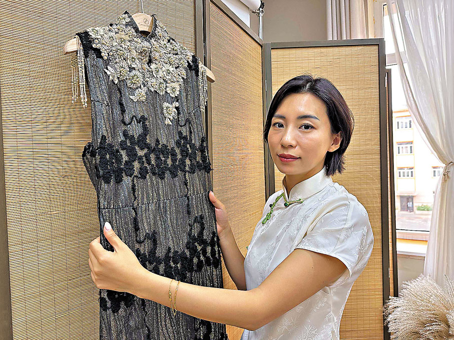 ●瀋陽設計師韓煬向記者介紹旗袍設計。