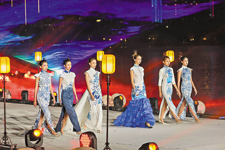 ●由AI設計出的青花系列旗袍亮相旗袍大賞。