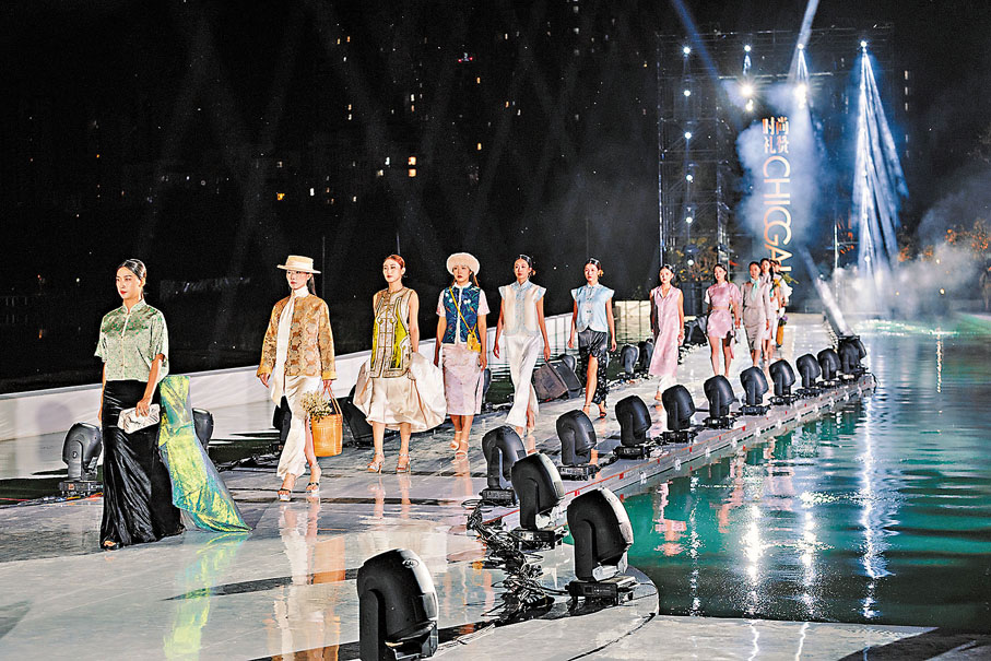 ●在瀋陽市被譽為亞洲最大露天泳池的168米超長無邊泳池旁，一場將旗袍融入空間的走秀於文化周期間精彩上演。 受訪者供圖