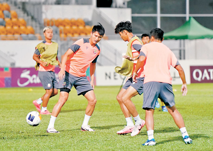 ●理文昨晚在旺角大球場進行操練。 香港文匯報記者張發兒 攝