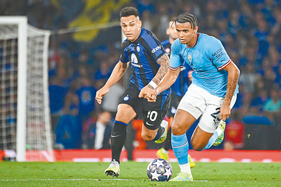 ●2023年在歐聯決賽，拿達路馬天尼斯(左)在艾簡治(右)的盯防下未能取得入球。 資料圖片