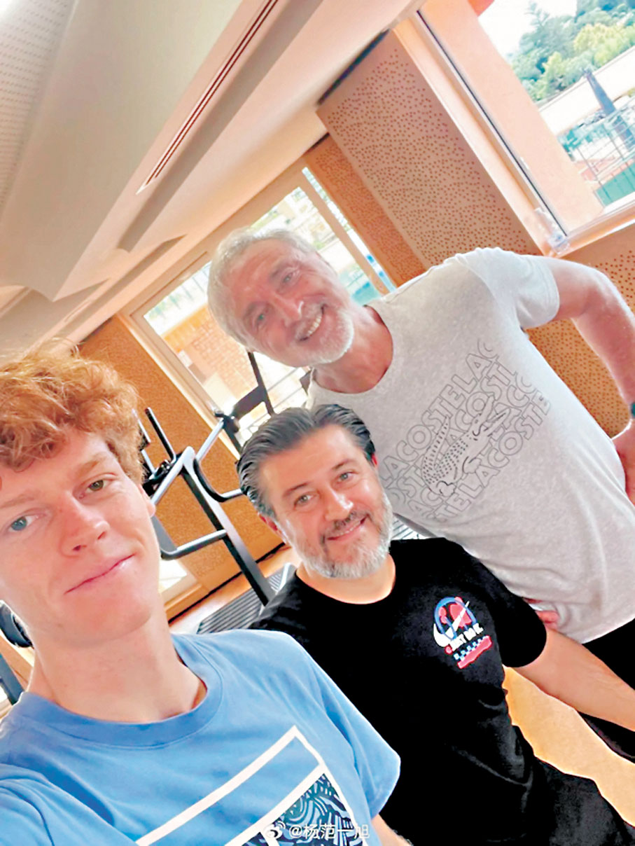 ●巴迪奧(中)和彭尼基(右)加入辛拿(左)教練團隊。  網上圖片