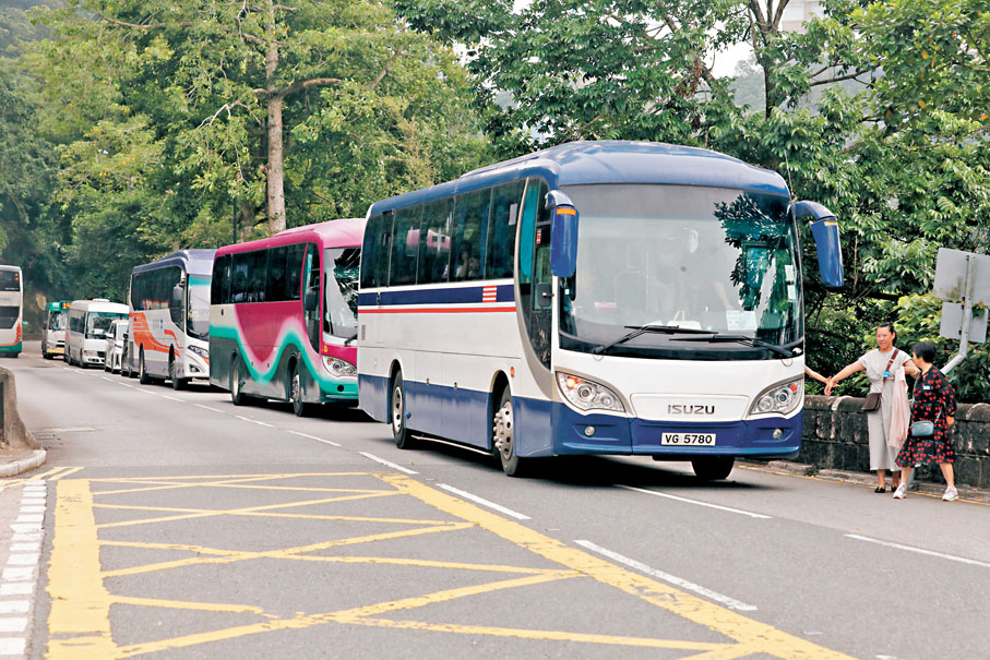 ●有旅遊巴在山頂道排隊期間落客。香港文匯報記者黃艾力 攝