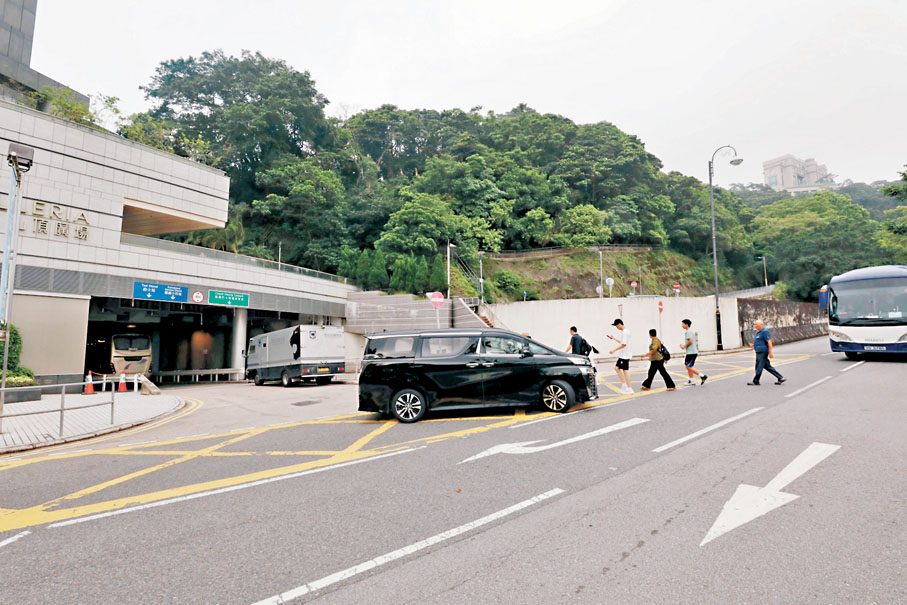 ●下車的遊客在沒有過路設施下橫過馬路。香港文匯報記者黃艾力 攝