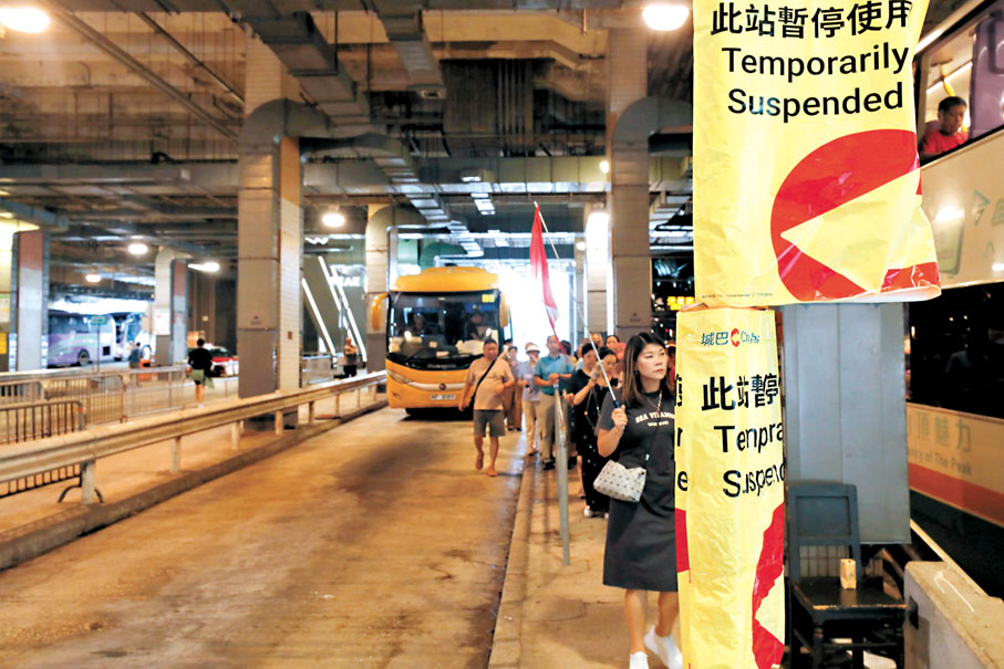 ●山頂廣場的巴士站作為臨時上落客地點。 香港文匯報記者黃艾力 攝