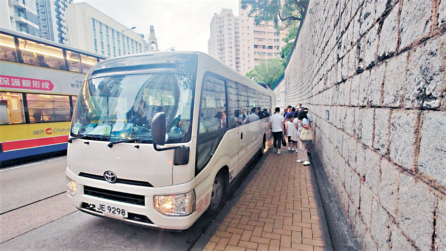 ●旅遊巴在行車線停靠上落客。香港文匯報記者劉明 攝