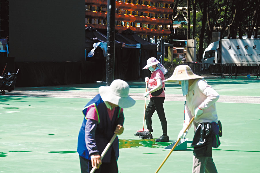 ●中秋節過後，昨晨有清潔工人於維園足球場內清理垃圾。 香港文匯報記者涂穴  攝