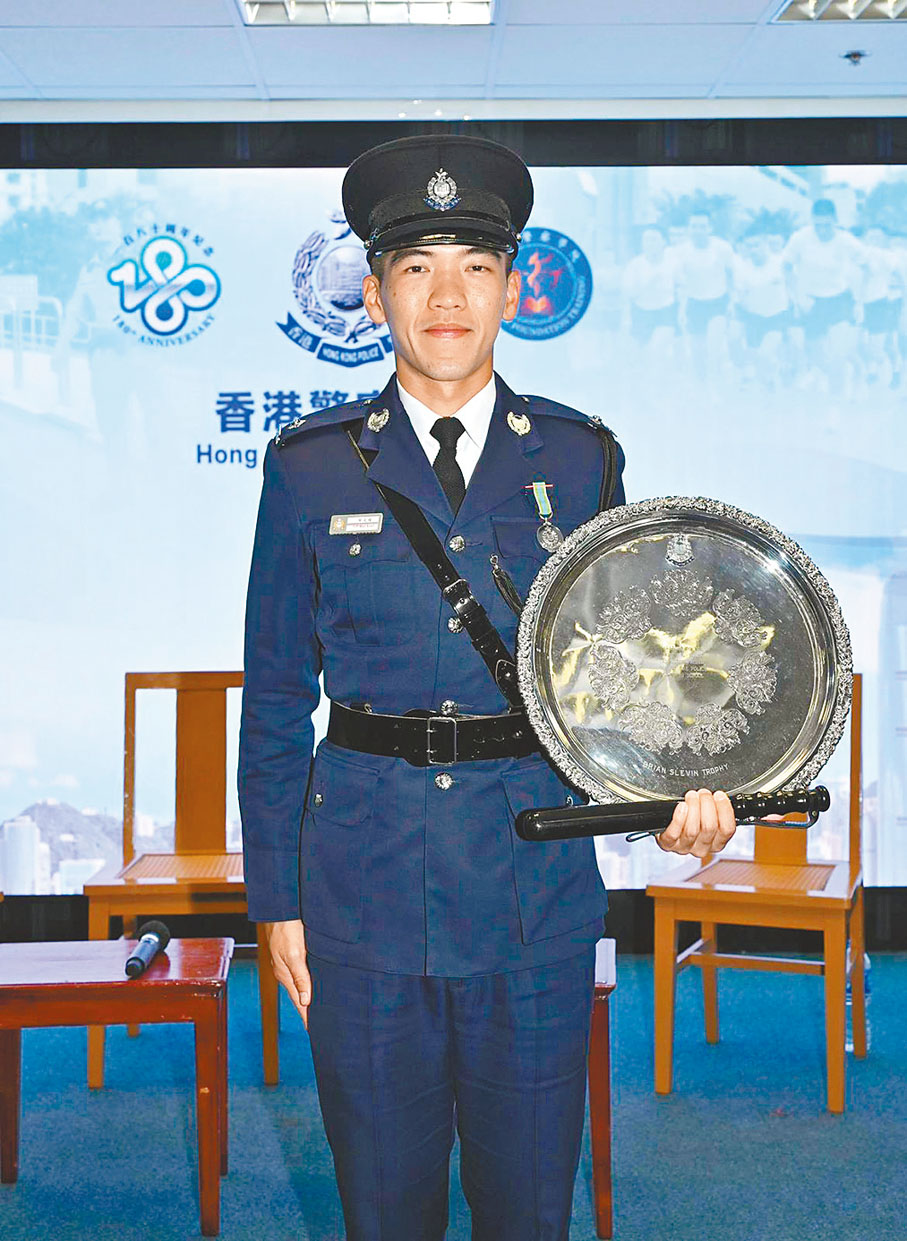 ●葉文權今年初畢業成為見習督察，並榮獲代表成績全級第一的施禮榮盾及榮譽警棍。