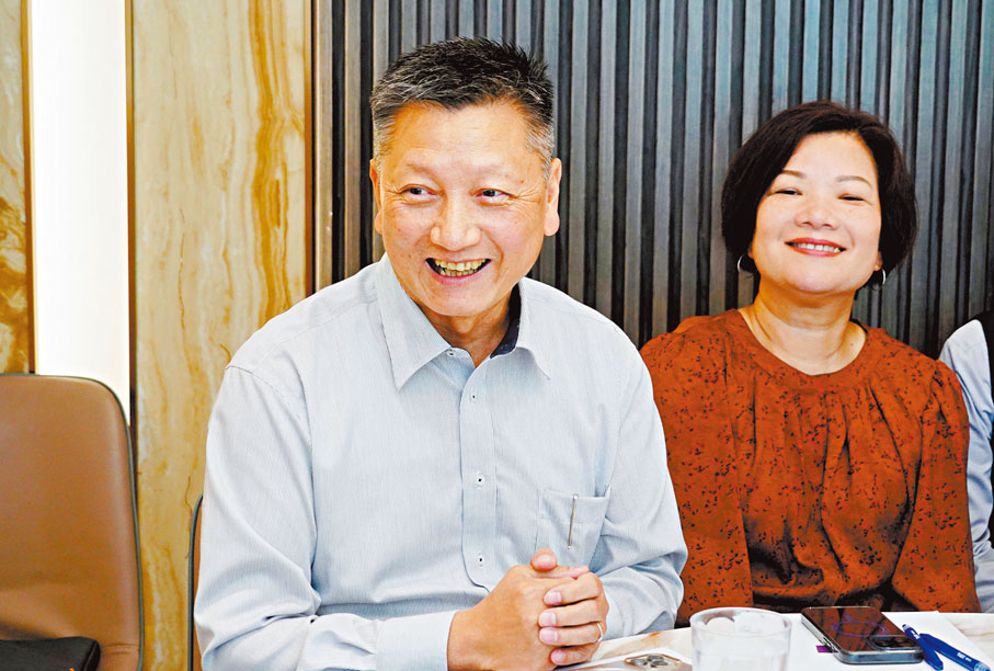 ●何小鋒(左)指出，外勞紓緩行業的人手壓力。香港文匯報記者曾興偉  攝