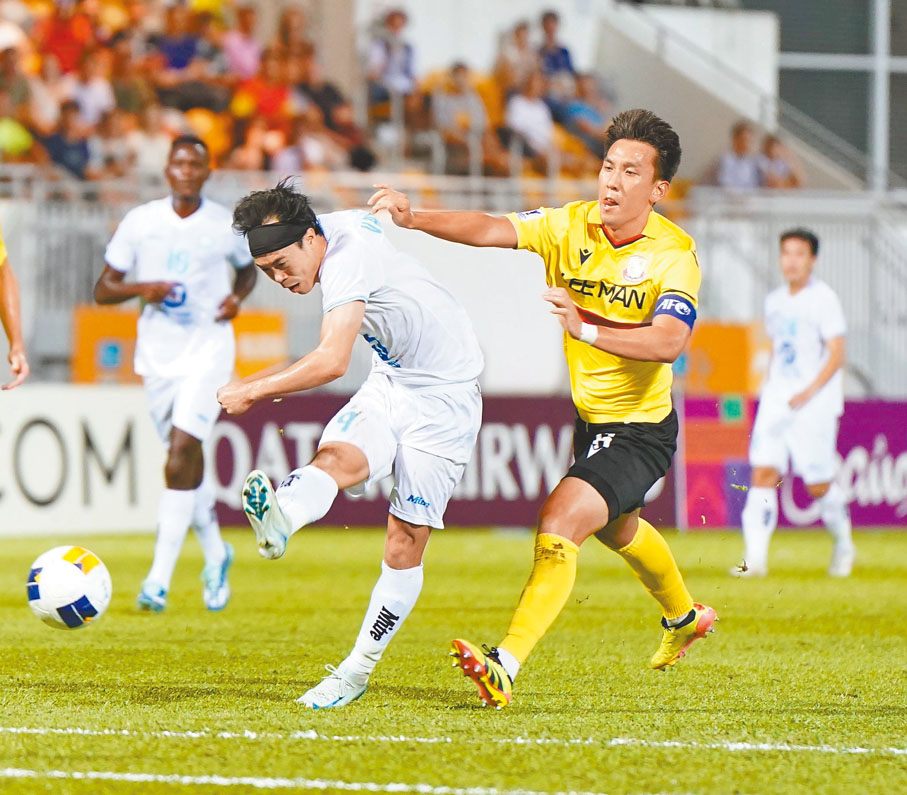 ●理文的胡晉銘（右）阻止對手射門。 香港文匯報記者張發兒 攝