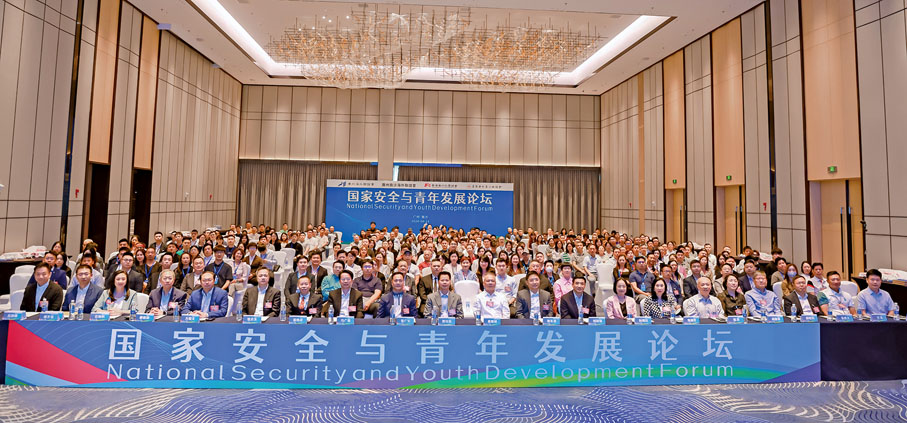 ●張廣軍強調，要做好薪火相傳的工作，共同推動愛國主義精神在港生根發芽、茁壯成長。圖為2024年4月14日，他在廣州南沙出席「國家安全及青年發展論壇」，並作總結發言。