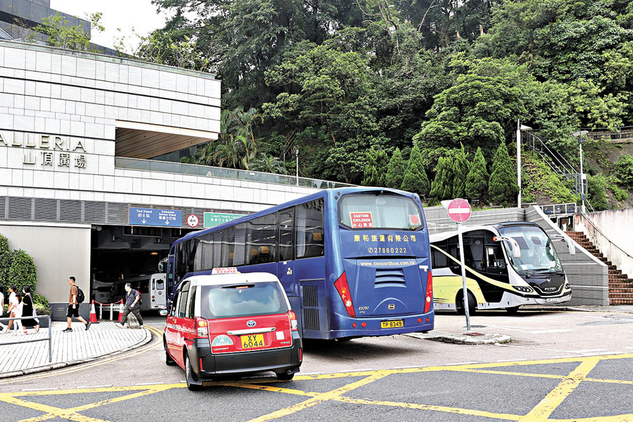 ●旅遊巴排隊等候駛入山頂廣場停車場，嚴重阻塞通道。香港文匯報記者黃艾力  攝