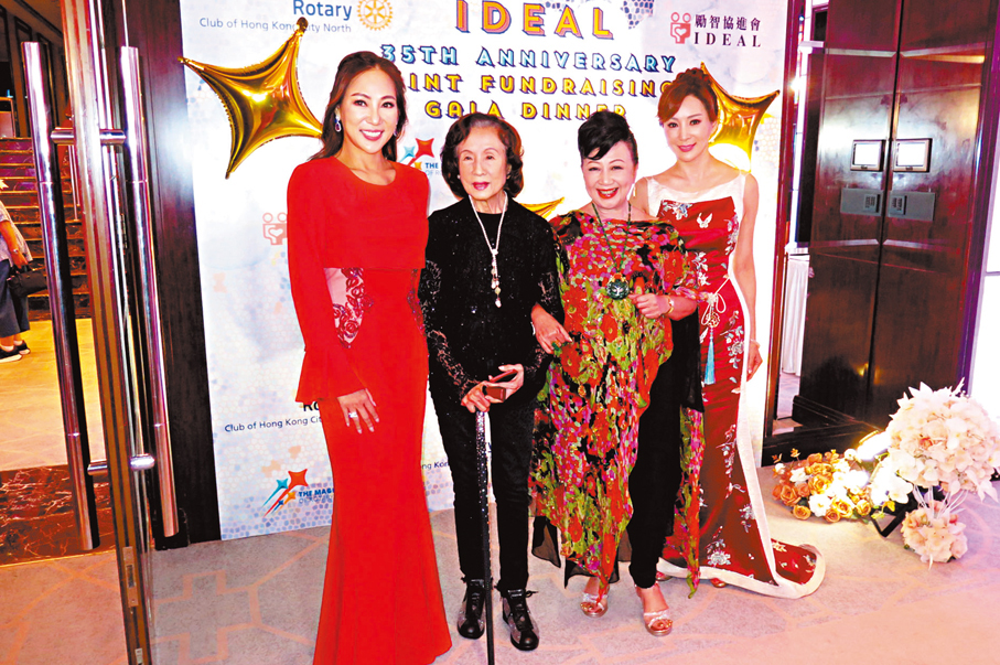 ●右起：羅霖、薛家燕、莫何敏儀和程瑤一起出席慈善晚宴。