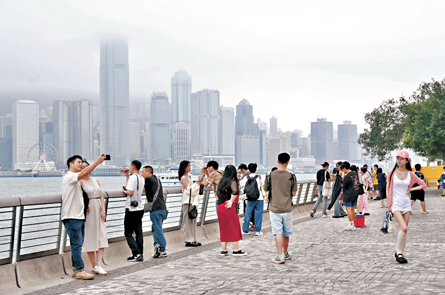 ●有旅遊業界代表認為，香港會舉行煙花、無人機表演等一系列國慶大型活動，將在極大範圍吸引短途旅客。圖為內地旅客在香港尖沙咀海濱一帶遊玩。  資料圖片