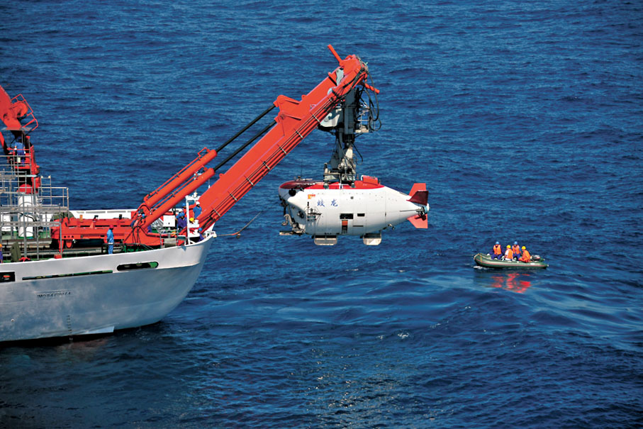 ●「蛟龍號」被母船的纜繩吊着放入水中。