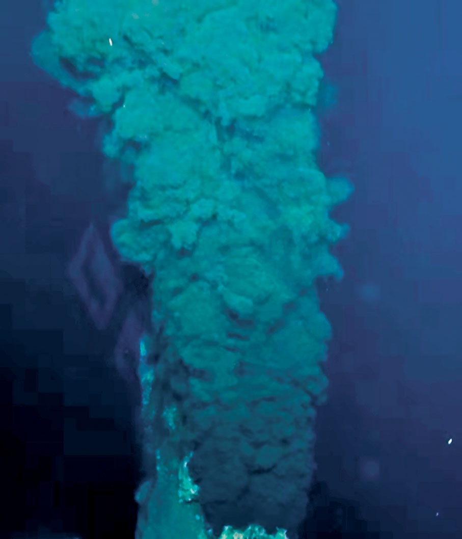 ●大洋中脊熱液活動形成的「黑煙囪」。