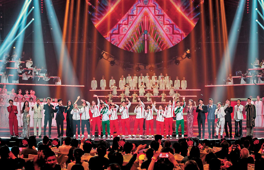 ●奧運健兒們登場與群星合唱《大中國》。