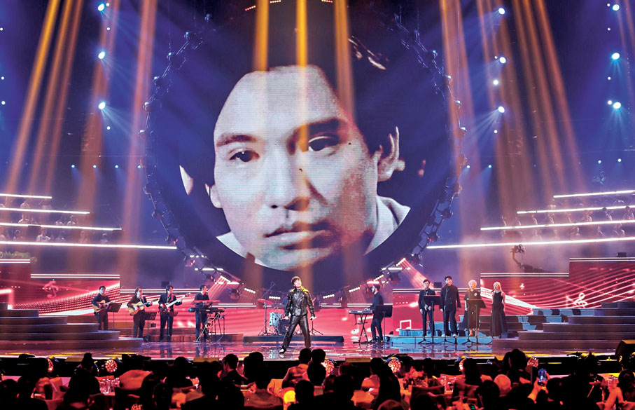 ●古巨基演唱Beyond的經典歌《不再猶豫》。 