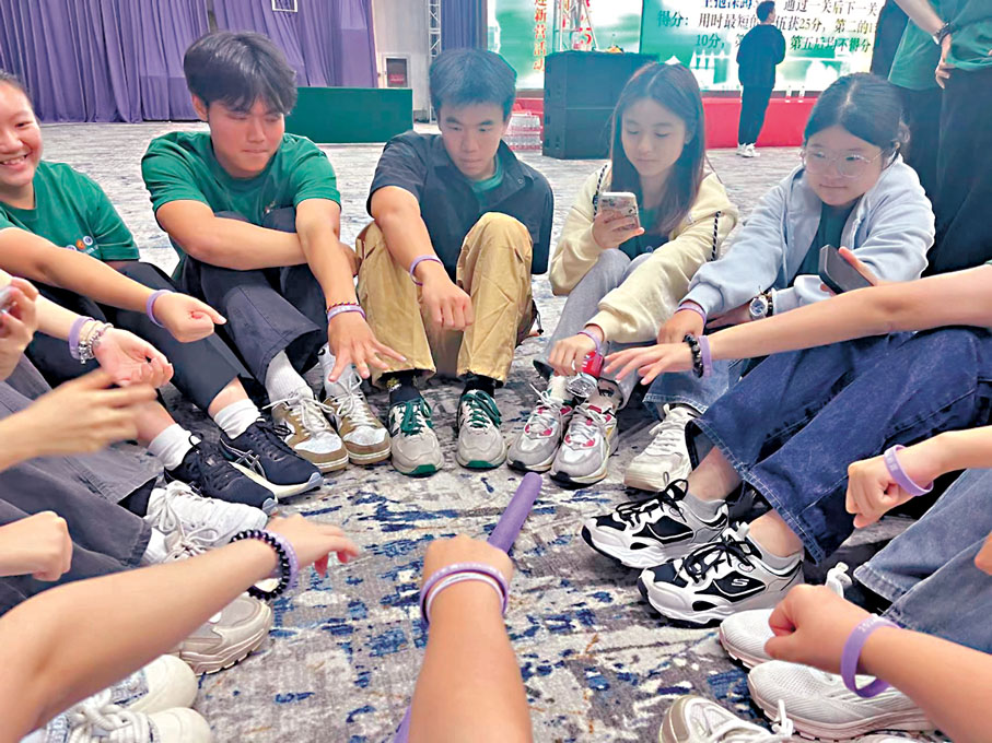 ●「我和我的祖國」慶祝中華人民共和國成立75周年活動中，百餘名來自港澳台及內地的學子齊聚一堂，為新中國慶生。圖為港澳台學子在活動中交流分享。