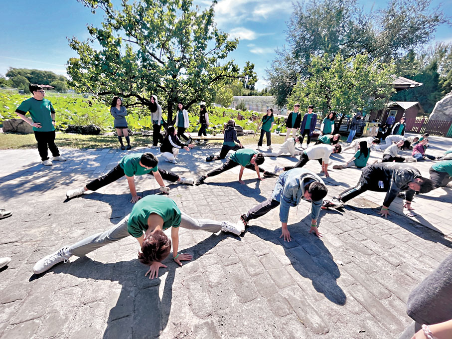 ●港澳台學子在新生迎新營參加了接力比賽、換裝舞會、畫圖識詞等活動。