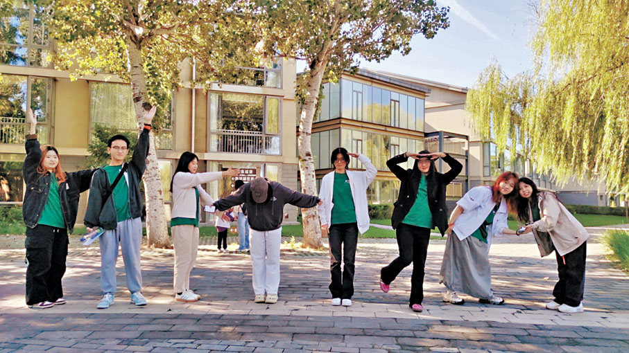 ●港澳台學子在新生迎新營交上了新朋友。