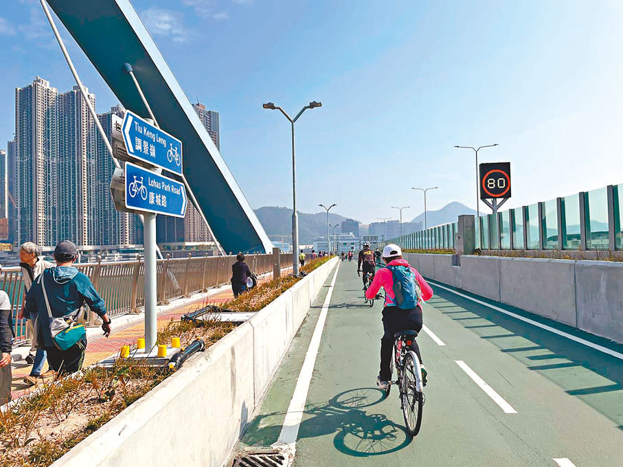 ●香港目前熱門的單車線路—將軍澳單車徑（將藍段），在將軍澳跨灣大橋上騎行。受訪者供圖