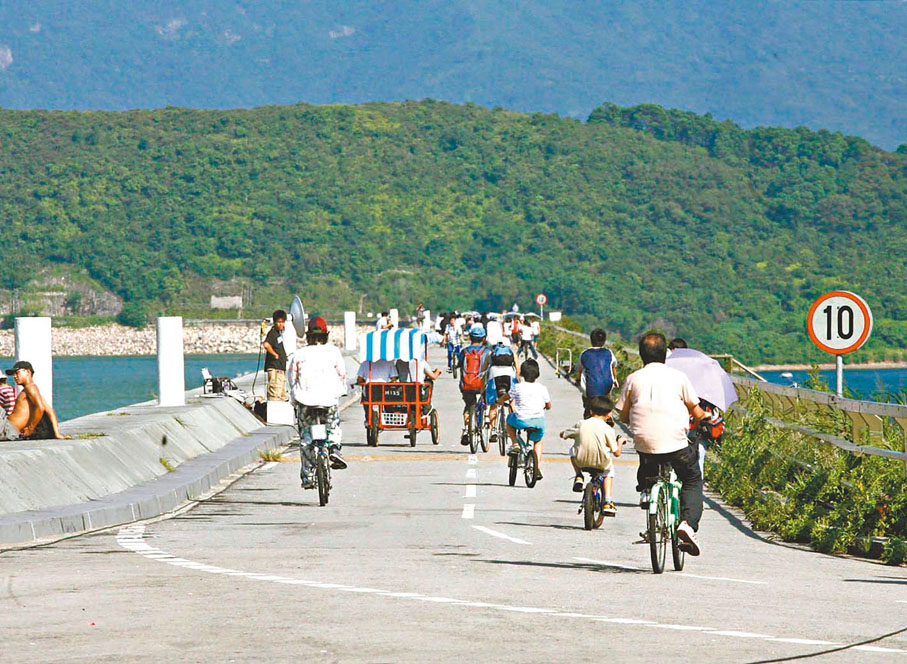 ●船灣淡水湖主壩，是踏單車好去處。