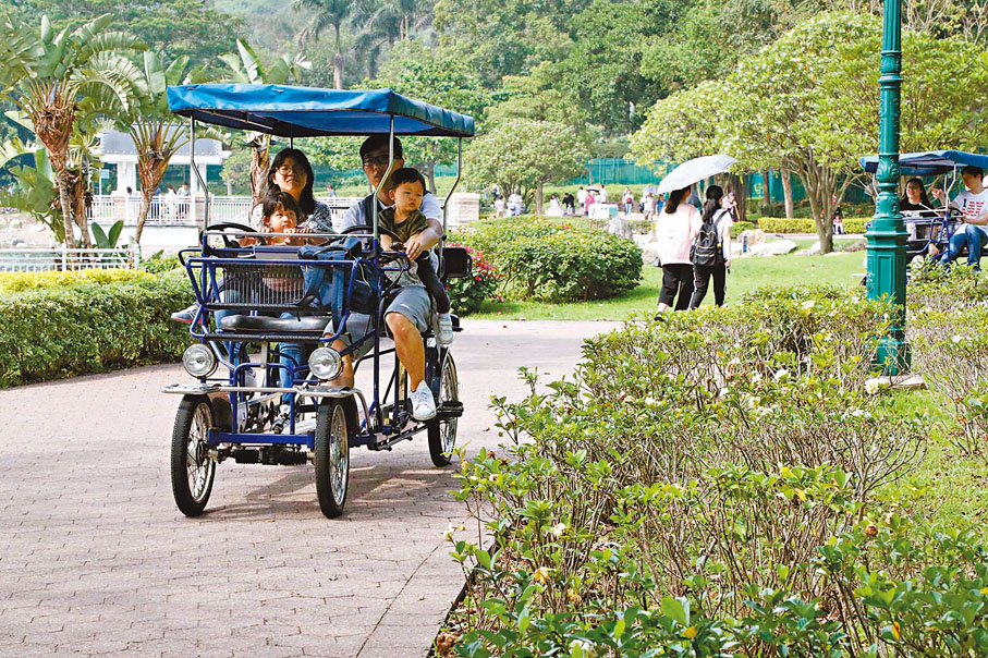 ●香港迪欣湖的湖光山色，使其成為親子自行車勝地。