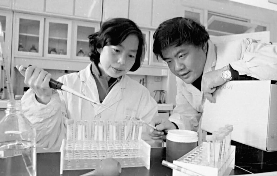 1994年　中國人類基因組計劃正式啟動。中國科學家先後完成國際人類基因組計劃中國部分、水稻、SARS冠狀病毒、大熊貓等多項基因組研究工作，逐步躋身全球第一梯隊。