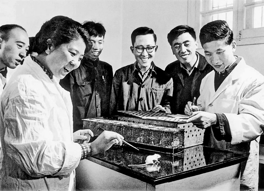 1965年9月17日　中國科學家成功完成人工合成結晶牛胰島素，標誌着人類在揭示生命本質的征途上實現了里程碑式的飛躍。